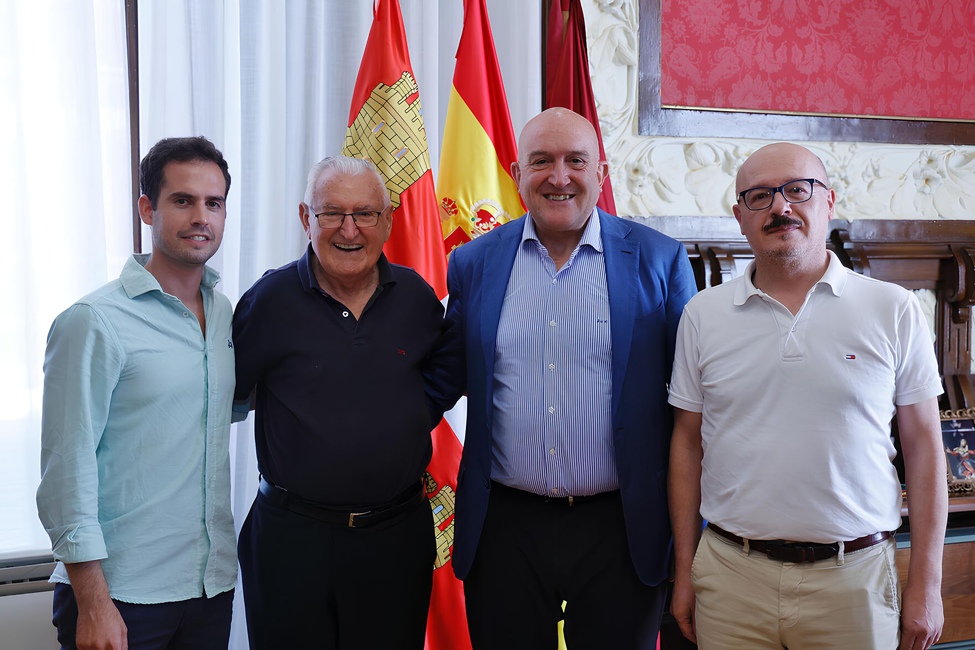 El Alcalde de Valladolid recibe a Nicolás Castellanos, fundador de la obra social “Hombres Nuevos” y misionero en Bolivia