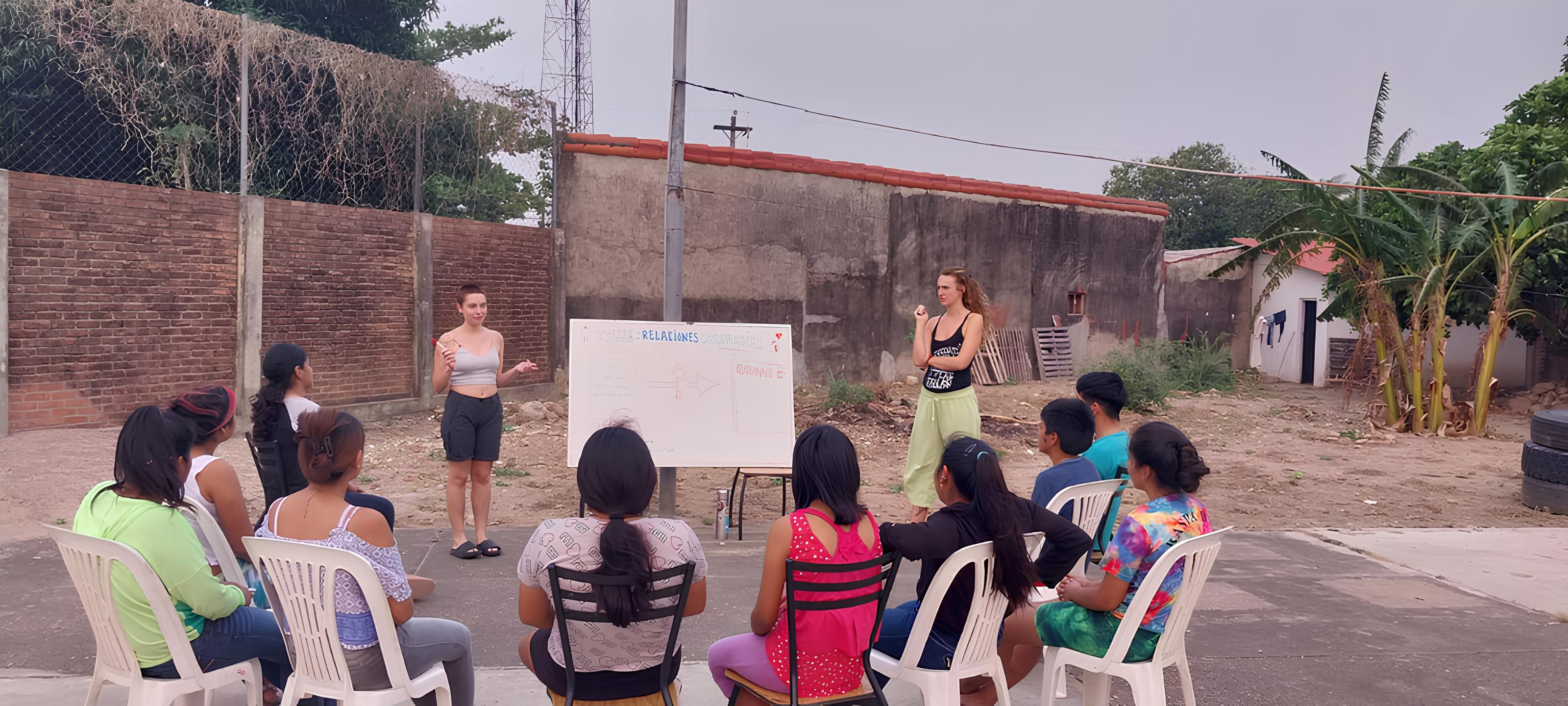 Tejiendo vínculos entre amigas en micro y un Hogar social en Bolivia. María Hermida López (A Coruña, España 2024)