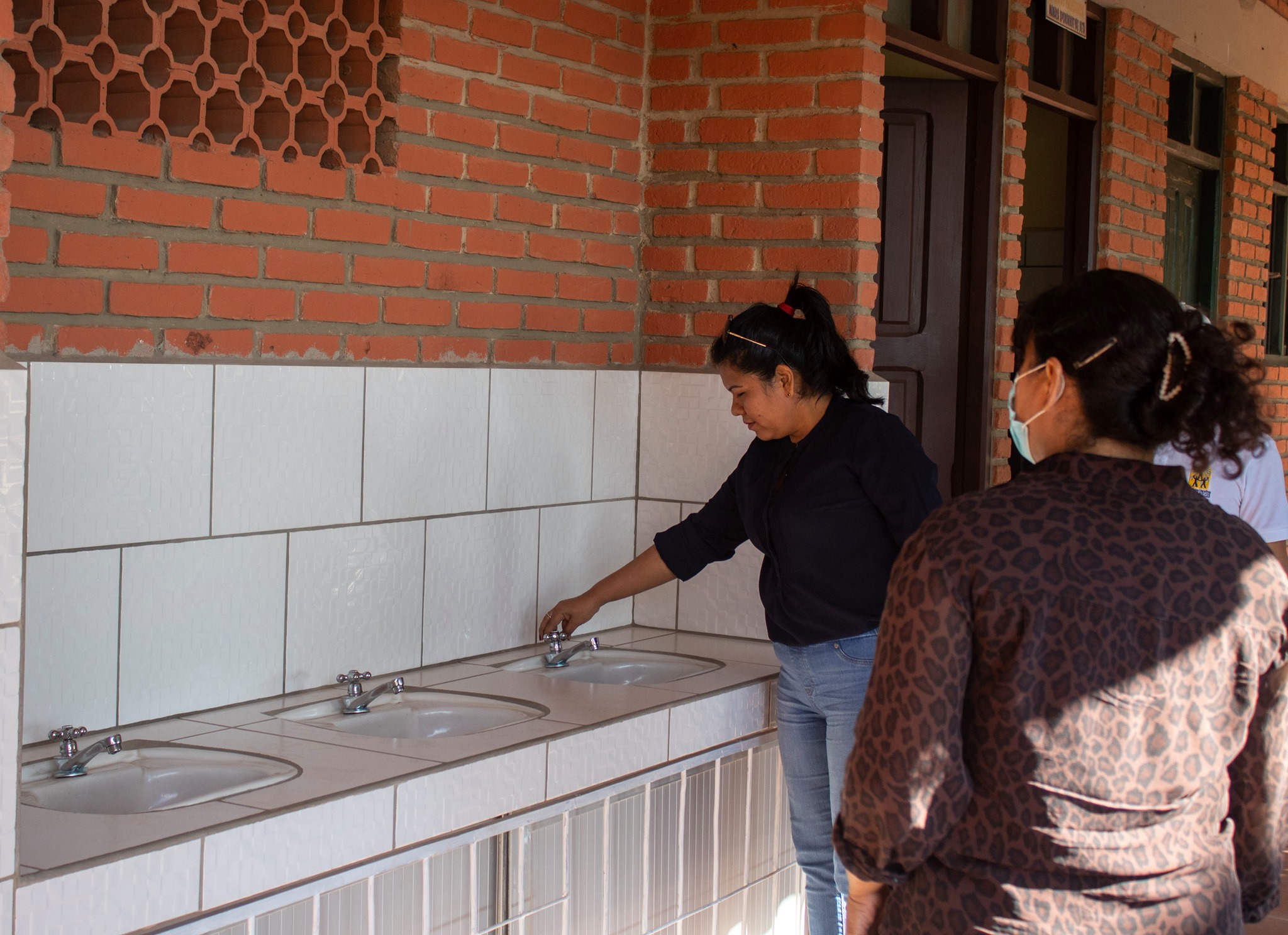 Mejora y acondicionamiento, con accesibilidad de aseos, y saneamiento básico para las Unidades Educativas Carlos Laborde y Luis Barrancos de CEHN en Santa Cruz de la Sierra. Bolivia. 
