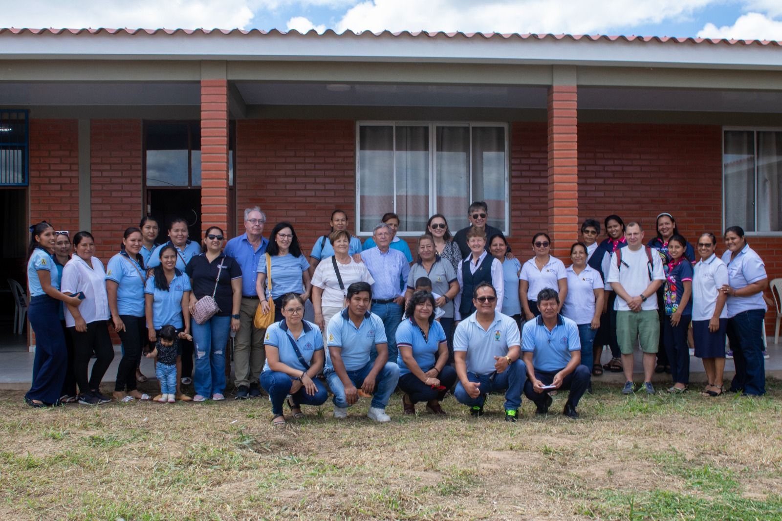 Benefactores de Hombres Nuevos visitan en Santa Cruz de la Sierra el proyecto educativo que han financiado